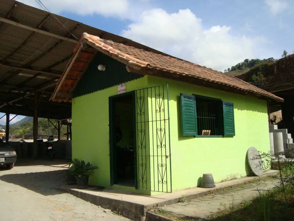 A primeira sede, uma fábrica de artefatos de concreto.